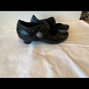 Taos Women’s 7.5 Black Majesty Maryjanes sandals